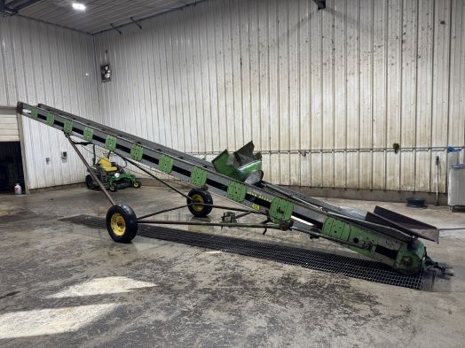 John Deere 32' elevator