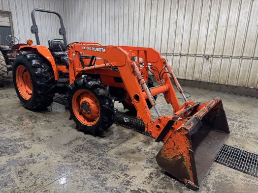 Kubota M6800 4wd loader tractor 