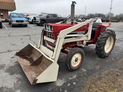 International 284 with loader 
