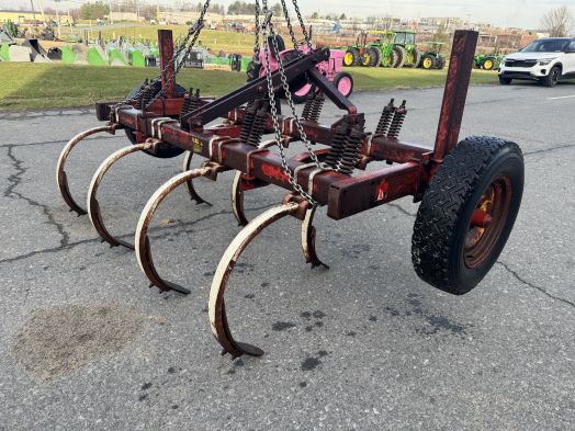 International 7T 3pt chisel plow