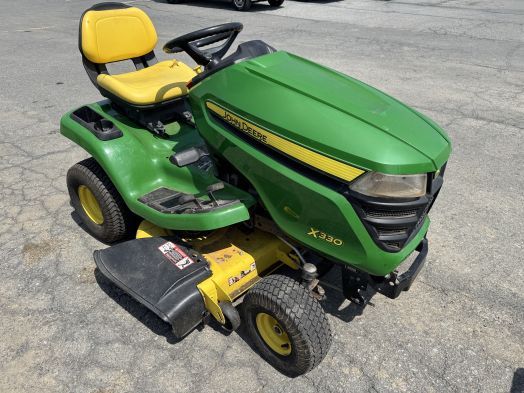 John Deere X330 lawn tractor 