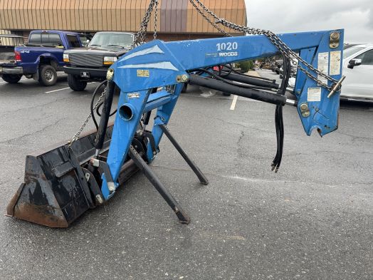 Woods 1020 loader with QA 6' bucket