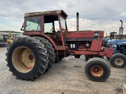 International 1466 Black Stripe tractor cab and duals