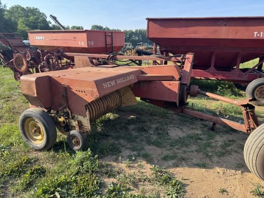 New Holland 269 baler with thrower