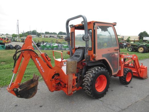 Kubota B7500 tractor loader backhoe