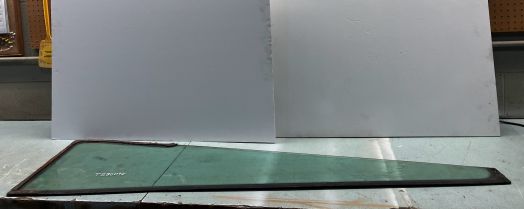 FRONT WINDOW GLASS - R.H.