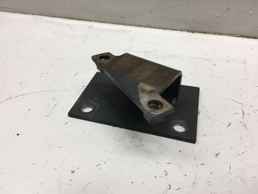 KU OIL FILTER BRKT  L5240