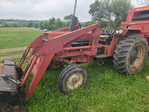 Case IH 685 tractor with loader