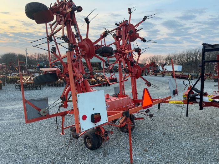 Kuhn GF8501 8 star hay tedder