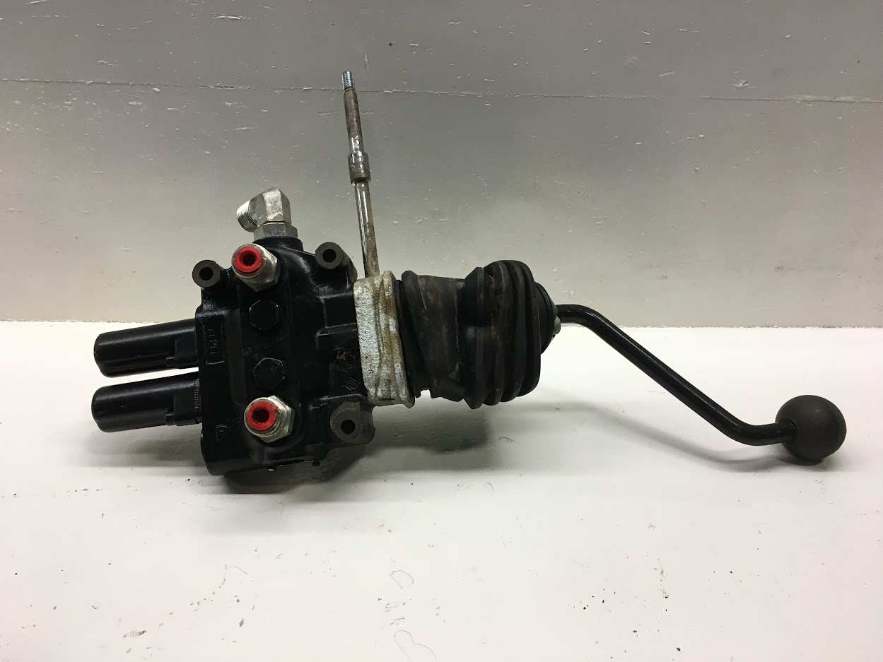 HYDRAULIC VALVE W/ LEVER