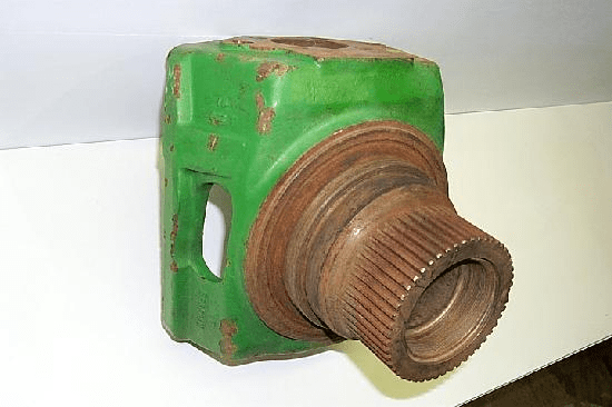KNUCKLE HOUSING W/ SPINDLE