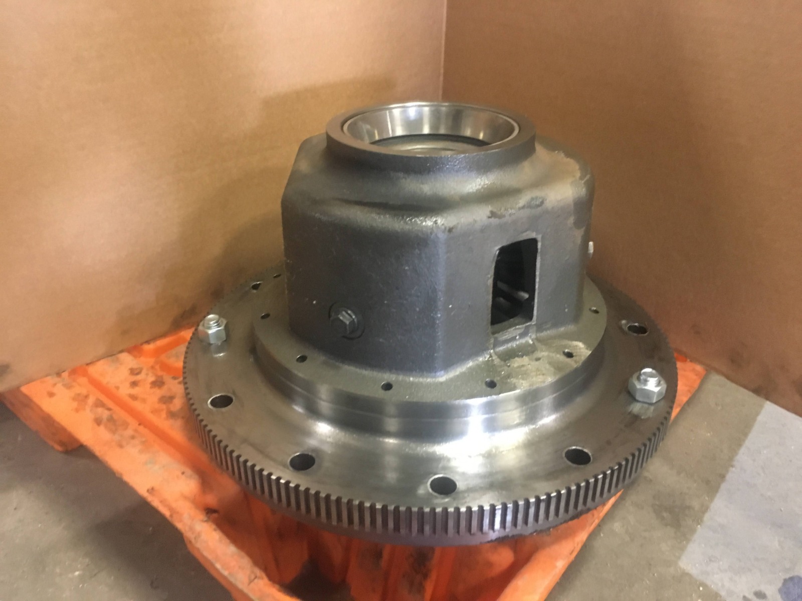 DIFFERENTIAL CASE W/ GEARS