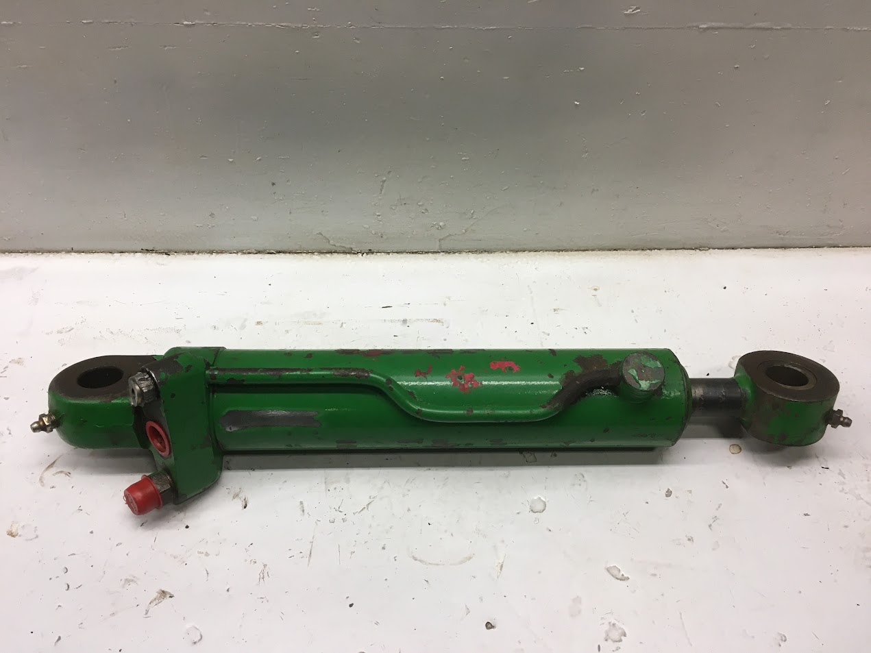 JD STEER CYL RH  8310